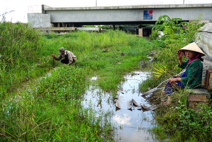 Cuộc sống trong cảnh ngập nước của những người bám trụ ở Thủ Thiêm